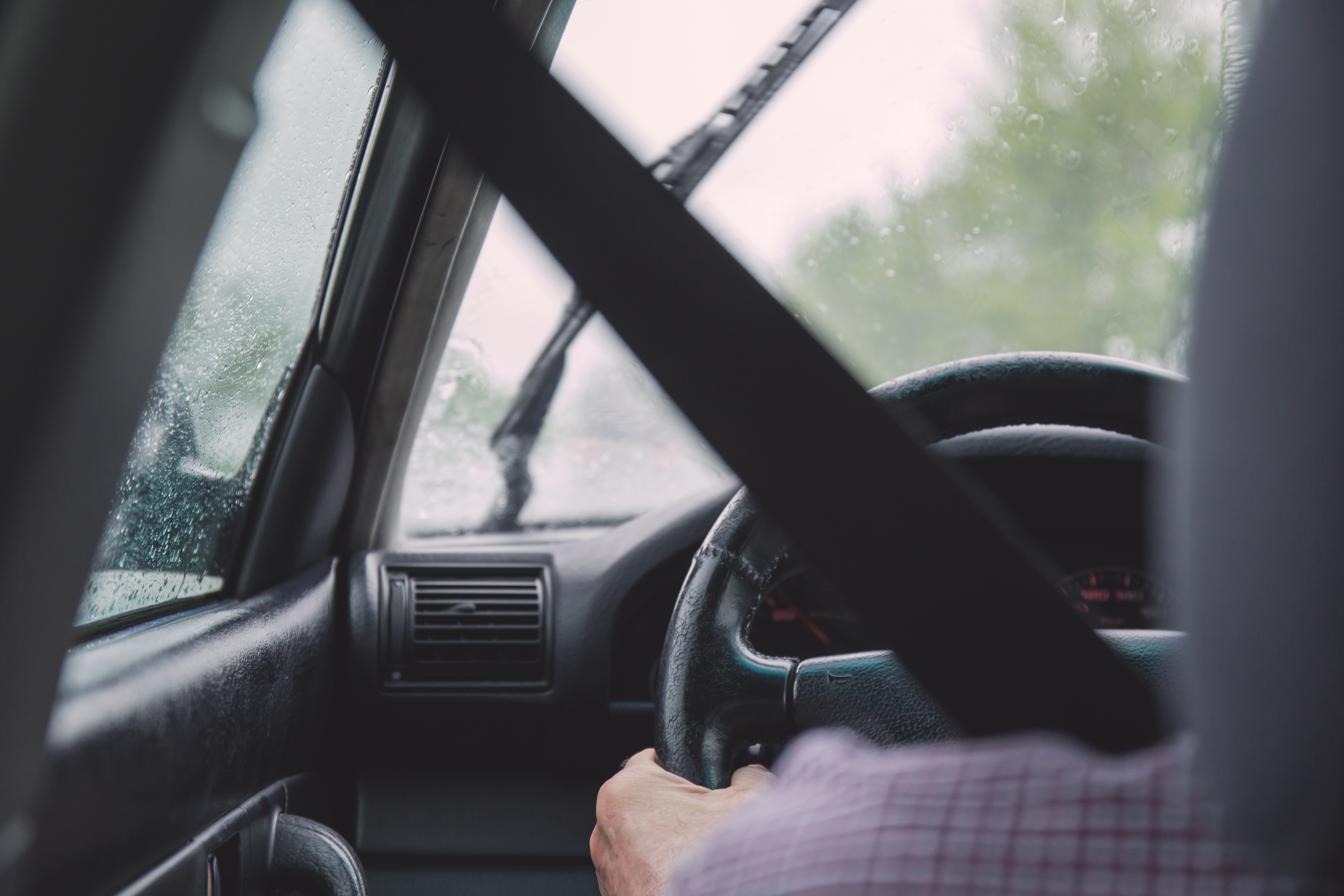 man_driving_on_a_rainy_day man_driving_on_a_rainy_day